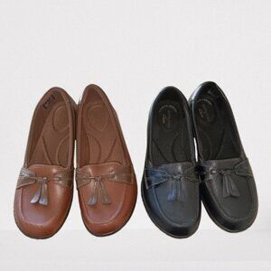 2 Pair Clarks Casual Shoes 7.5 Wide bundle lot